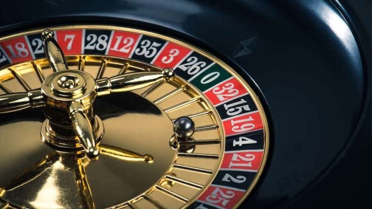 Người dùng truy cập bàn Live Casino five888 trên điện thoại một cách dễ dàng